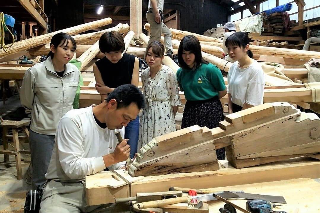 修理の様子を見る京都美術工芸大学の生徒さんたち