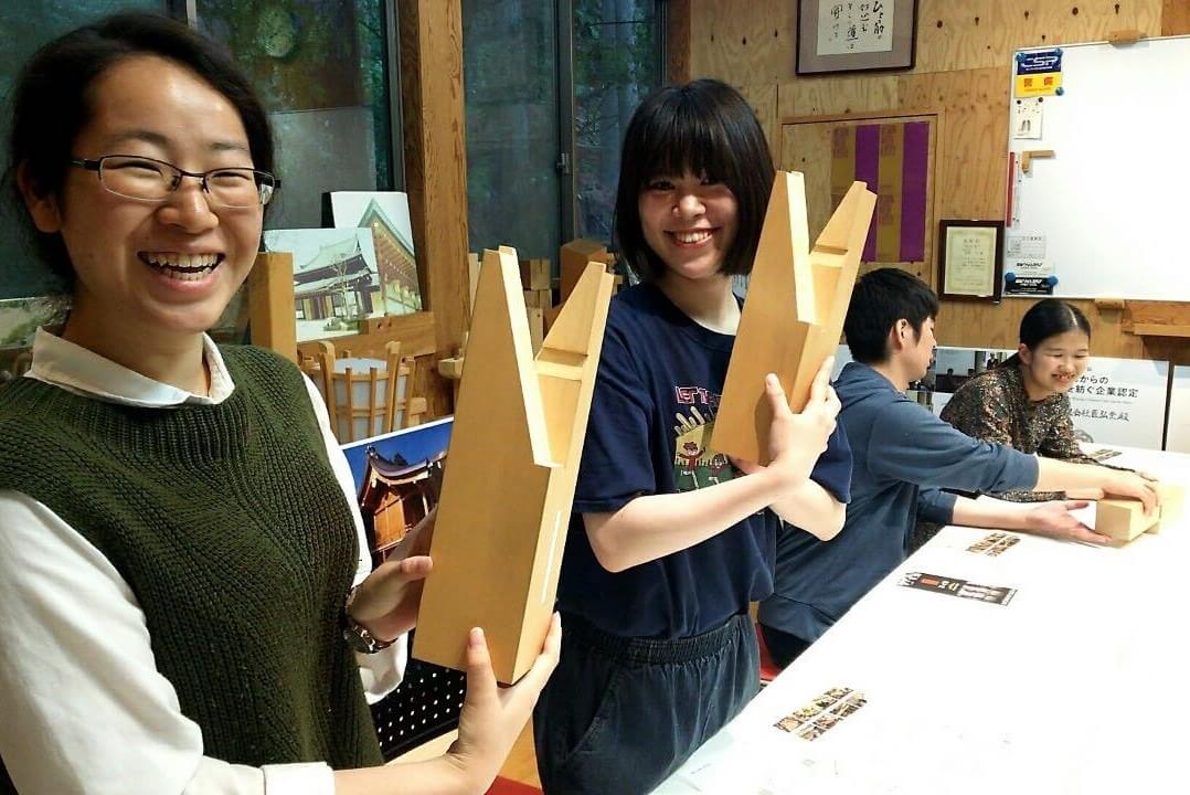 木材を手に取る軒の様子を見る京都美術工芸大学の生徒さんたち